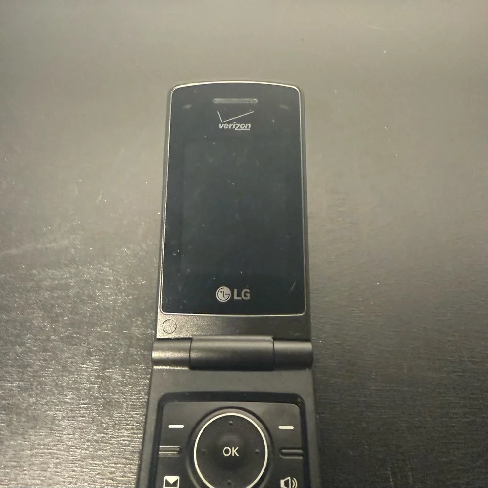 LG Classic Black Flip Phone - Verizon with charger